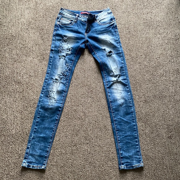 Distressed skinny Jean. - Picture 1 of 5